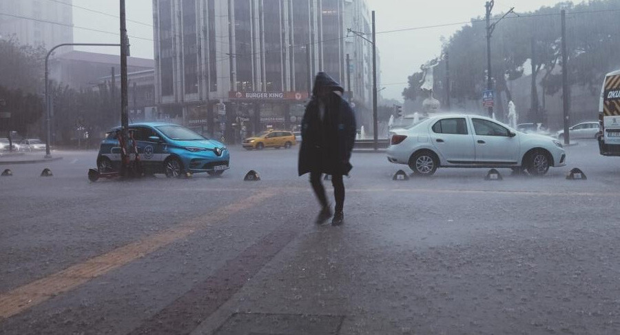 İzmir’de 79 gün sonra yeniden görüldü! Cadde ve sokaklar göle döndü İzmir’de 79 gün sonra yeniden görüldü! Cadde ve sokaklar göle döndü