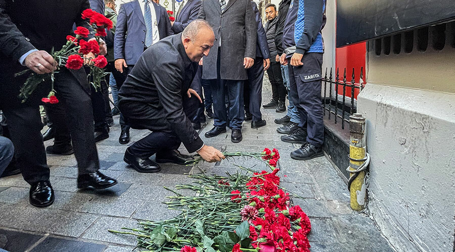 Dışişleri Bakanı Çavuşoğlu'ndan 'New York Times' tepkisi: Çifte standardı ve ikiyüzlülüğü sergilemeye devam ediyorlar Dışişleri Bakanı Çavuşoğlu'ndan 'New York Times' tepkisi: Çifte standardı ve ikiyüzlülüğü sergilemeye devam ediyorlar