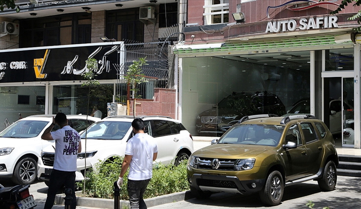 Reste rest! İran&#039;da Fransız otomobillerinin satışı yasaklandı