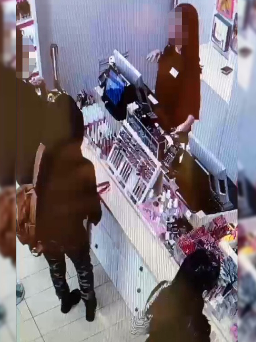 Taksim saldırganı bombalı çanta ile alışveriş yapmış! 3 teröristin Taksim'e geldiği anlar kamerada