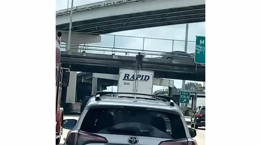 Feci son! TIR'ın üzerinde dans ederken köprüye çarpıp öldü Feci son! TIR'ın üzerinde dans ederken köprüye çarpıp öldü