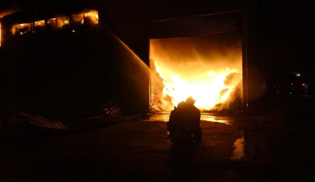 Uşak'ta bir depoda yangın çıktı, çok sayıda ekip saatlerdir müdahale ediyor