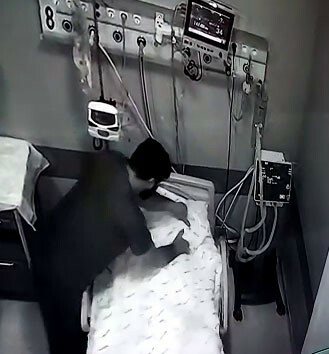 Tokat'taki özel hastanede sağlıkçı şiddeti! İki hemşire komadaki felçli hastayı darbetti Tokat'taki özel hastanede sağlıkçı şiddeti! İki hemşire komadaki felçli hastayı darbetti