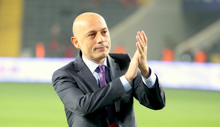 Cüneyt Çakır milli maçta jübile yaptı