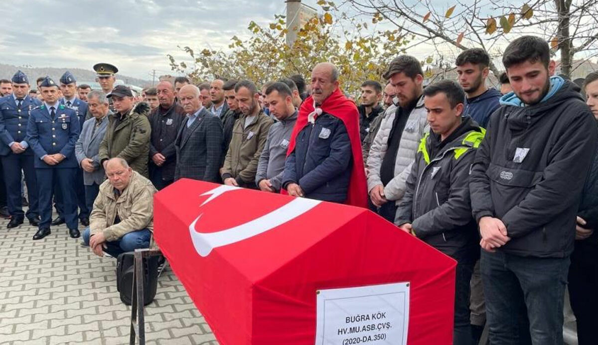 Trafik kazasında hayatını kaybeden 25 yaşındaki astsubaya acı veda! Son yolculuğuna uğurlanırken gözyaşları sel oldu Trafik kazasında hayatını kaybeden 25 yaşındaki astsubaya acı veda! Son yolculuğuna uğurlanırken gözyaşları sel oldu