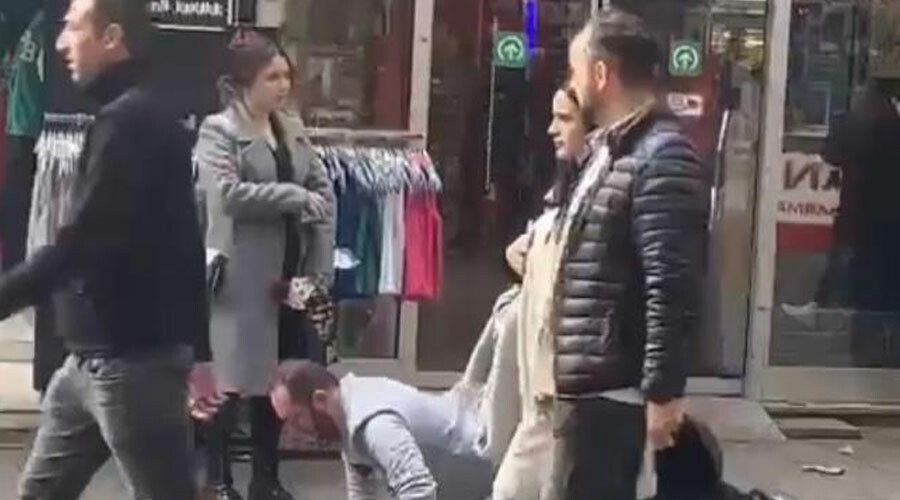 Cadde ortasında şınav: Görenler şaşkınlıkla izledi