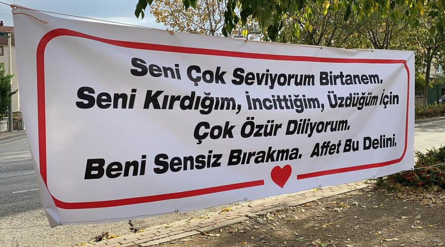 Eşine kendisini affettirmek için sokağı pankartlarla donattı: “Affet bu delini”