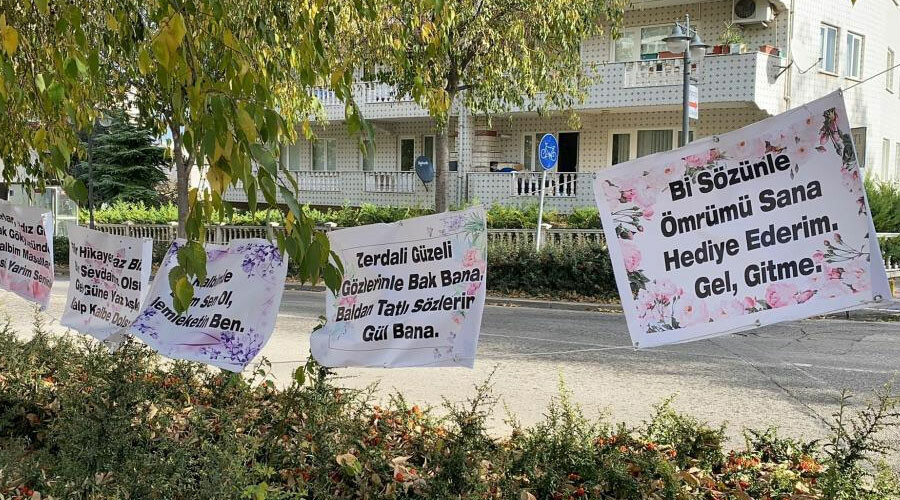 Eşine kendisini affettirmek için sokağı pankartlarla donattı: “Affet bu delini”