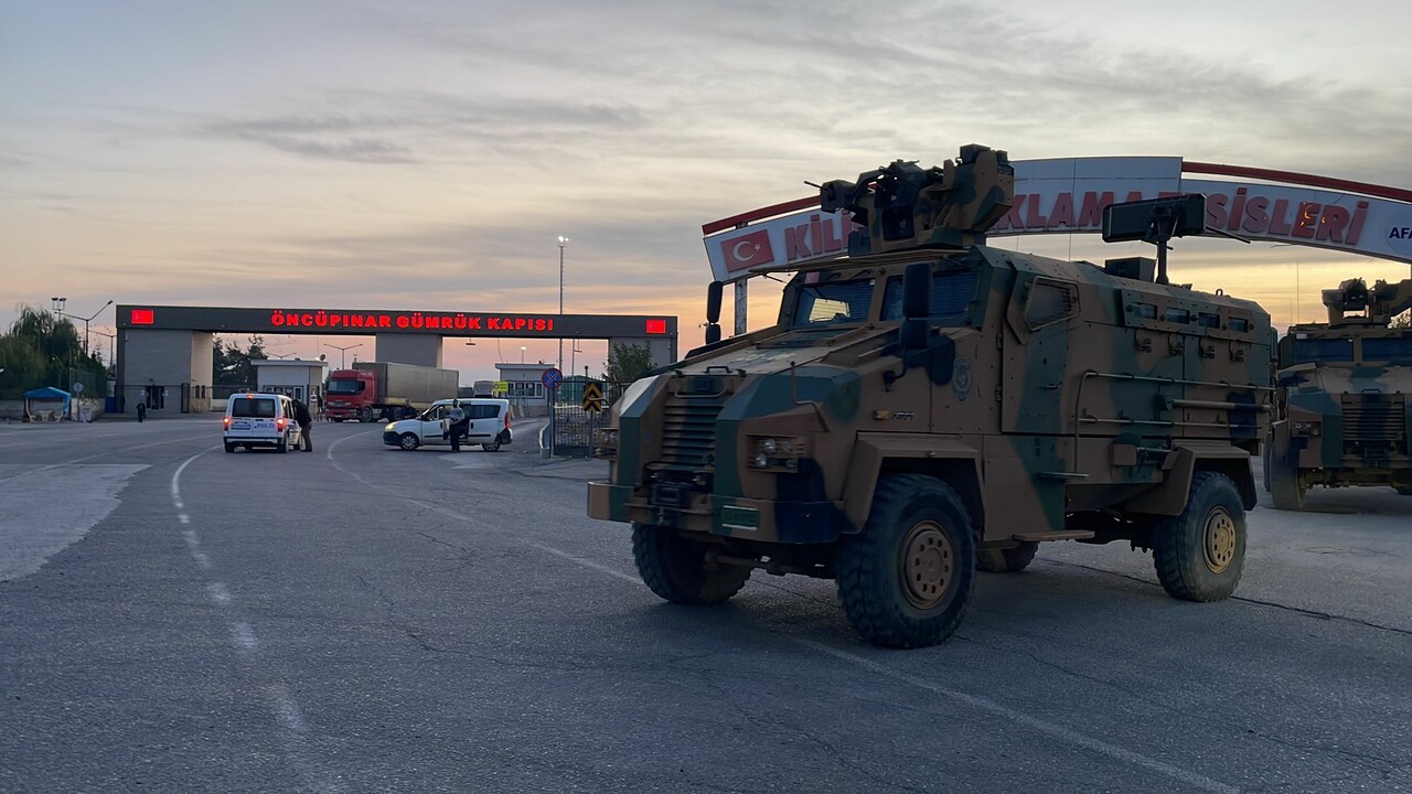 Son dakika! Kilis Öncüpınar Sınır Kapısı bölgesine roket atıldı: 1 asker ve 2 özel harekat polisi yaralı Son dakika! Kilis Öncüpınar Sınır Kapısı bölgesine roket atıldı: 1 asker ve 2 özel harekat polisi yaralı