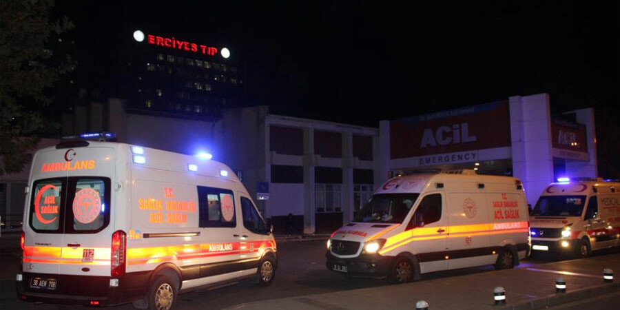 Yardıma giden ekibe bıçaklı saldırı! 1'i bekçi 3'ü polis 4 yaralı Yardıma giden ekibe bıçaklı saldırı! 1'i bekçi 3'ü polis 4 yaralı
