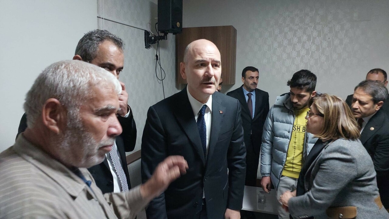 Bakanlardan şehit öğretmenin ailesine taziye ziyareti Bakanlardan şehit öğretmenin ailesine taziye ziyareti
