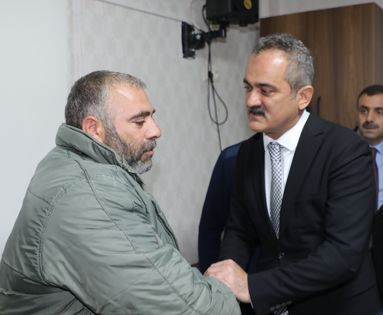 Bakanlardan şehit öğretmenin ailesine taziye ziyareti Bakanlardan şehit öğretmenin ailesine taziye ziyareti