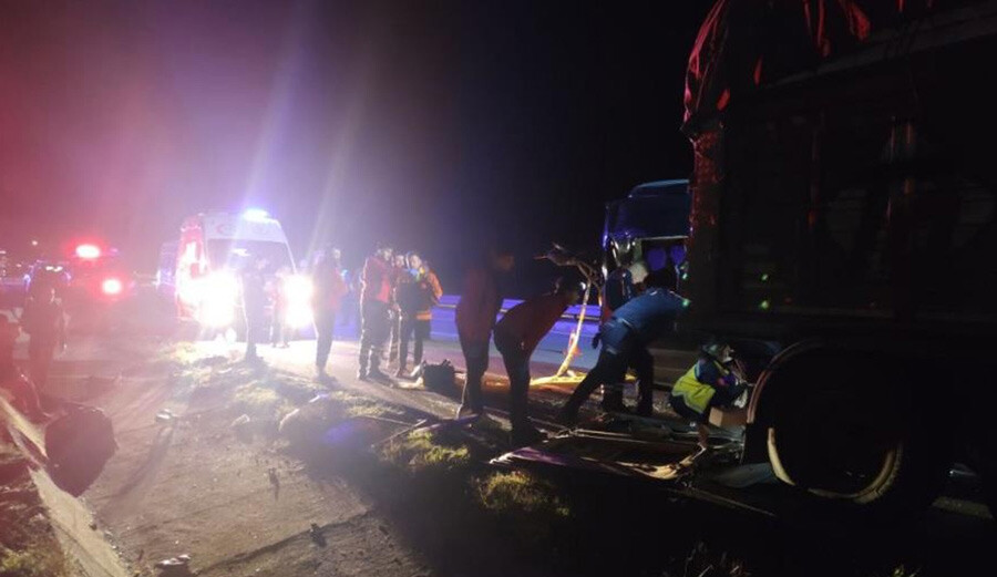 Bakan Koca Amasya'da kaza geçiren tiyatrocuların sağlık durumunu açıkladı, iyi haberi verdi