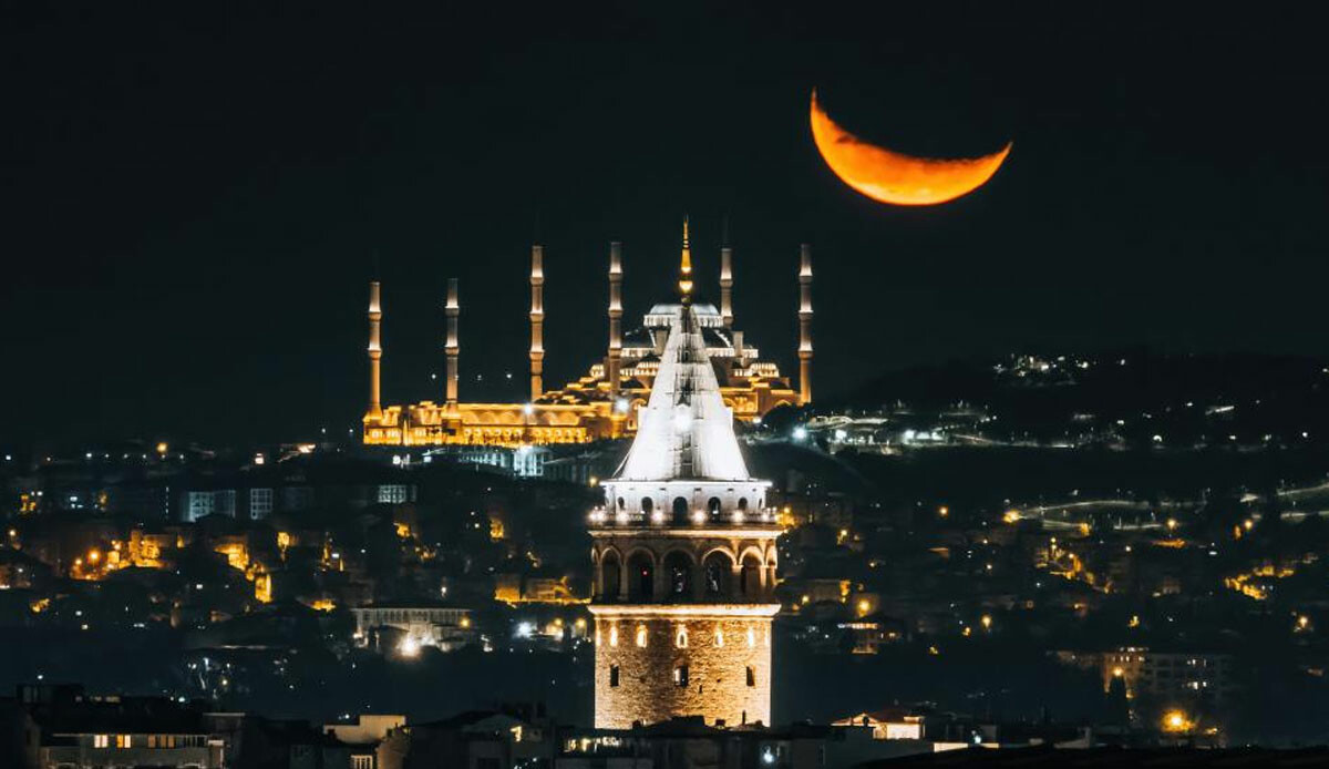 Görenleri mest eden kareler! Galata Kulesi, Çamlıca Camii ve Hilal üçlüsünün buluştuğu anlar sosyal medyada büyük beğeni topladı