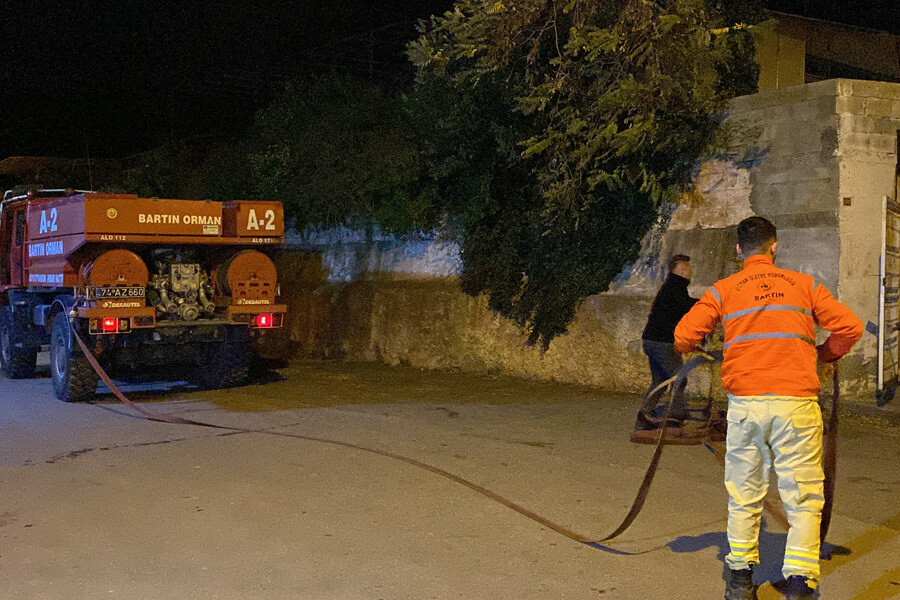 Son dakika: Bartın’daki orman yangını kontrol altına alındı! Neredeyse yerleşim yerini yutuyordu Son dakika: Bartın’daki orman yangını kontrol altına alındı! Neredeyse yerleşim yerini yutuyordu