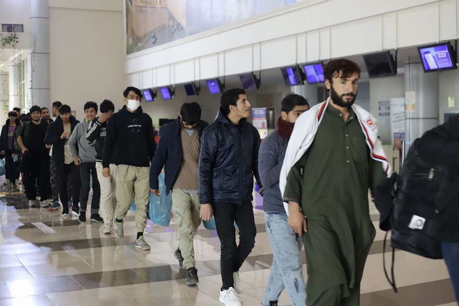 Ağrı'da yakalanan 136 Afgan göçmen uçakla ülkelerine gönderildi Ağrı'da yakalanan 136 Afgan göçmen uçakla ülkelerine gönderildi