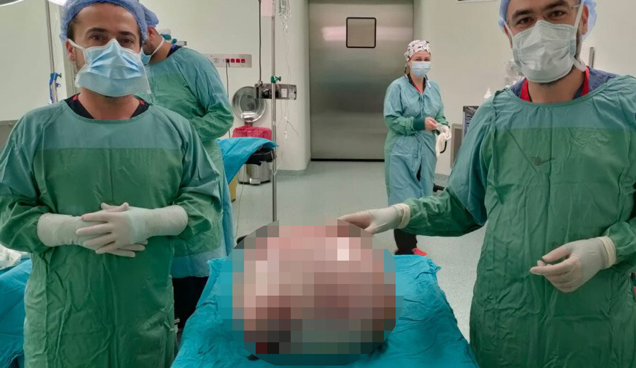 Ameliyata 110 kilo girdi, 70 kilo çıktı… Doktorları bile şaşırttı: “İlk defa böylesiyle karşılaştık” Ameliyata 110 kilo girdi, 70 kilo çıktı… Doktorları bile şaşırttı: “İlk defa böylesiyle karşılaştık”