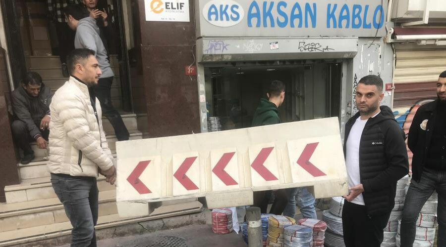 Maskeli Beşler filmi gerçek oldu…  Dubalı soygun kamerada: 5 dakikada ne varsa götürdüler! Maskeli Beşler filmi gerçek oldu…  Dubalı soygun kamerada: 5 dakikada ne varsa götürdüler!