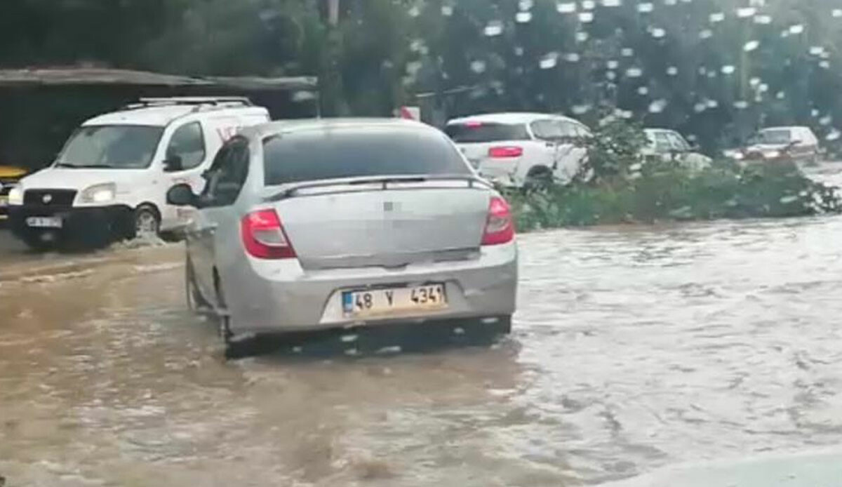 Meteoroloji uyarmıştı, yağış bir geldi pir geldi: Bodrum’da eğitime olumsuz hava engeli  Meteoroloji uyarmıştı, yağış bir geldi pir geldi: Bodrum’da eğitime olumsuz hava engeli