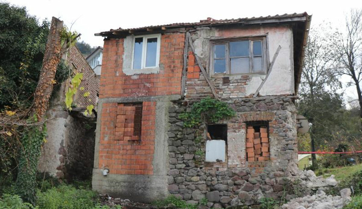 Düzce'de olan deprem Zonguldak'taki binaya verdiği hasar gün ağarınca ortaya çıktı Düzce'de olan deprem Zonguldak'taki binaya verdiği hasar gün ağarınca ortaya çıktı