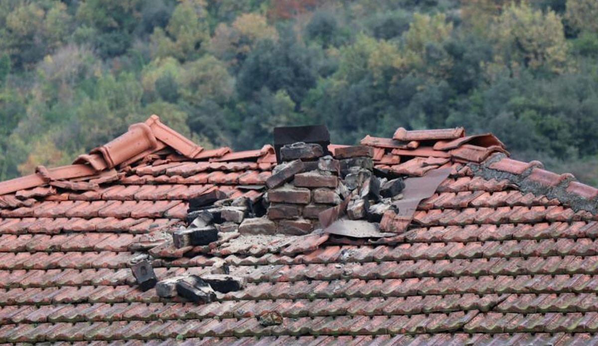 Düzce'de olan deprem Zonguldak'taki binaya verdiği hasar gün ağarınca ortaya çıktı Düzce'de olan deprem Zonguldak'taki binaya verdiği hasar gün ağarınca ortaya çıktı