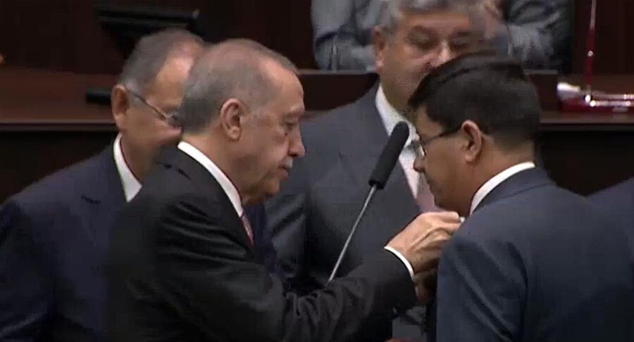 İYİ Partili başkan AK Parti'ye katıldı! Rozetini Cumhurbaşkanı Erdoğan taktı İYİ Partili başkan AK Parti'ye katıldı! Rozetini Cumhurbaşkanı Erdoğan taktı