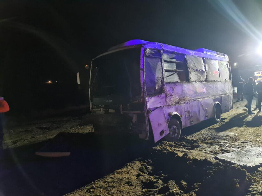 Diyarbakır'da polis aracı devrildi: 17 polis yaralandı Diyarbakır'da polis aracı devrildi: 17 polis yaralandı