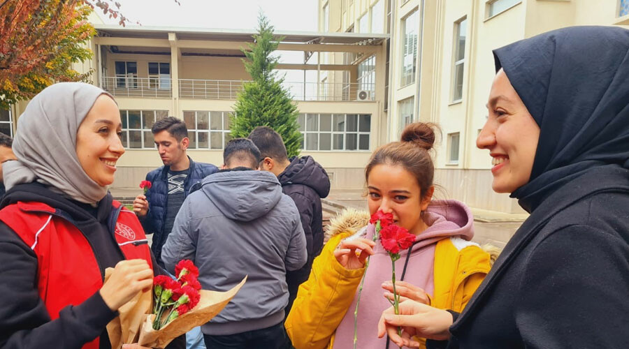 Öğretmen adaylarına da çiçek Öğretmen adaylarına da çiçek