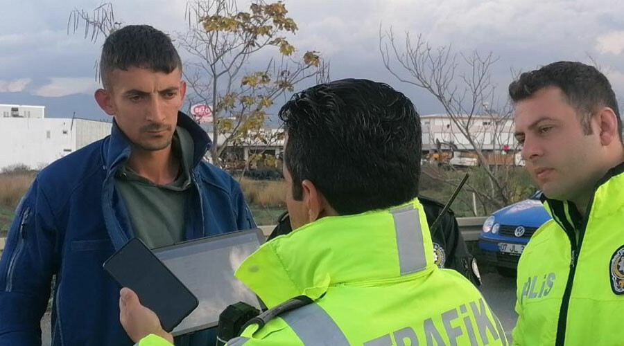 15 yıldır ehliyetsiz araç kullanan sürücüden pes dedirten savunma: Tek suçlu otomobilin camındaki film 15 yıldır ehliyetsiz araç kullanan sürücüden pes dedirten savunma: Tek suçlu otomobilin camındaki film