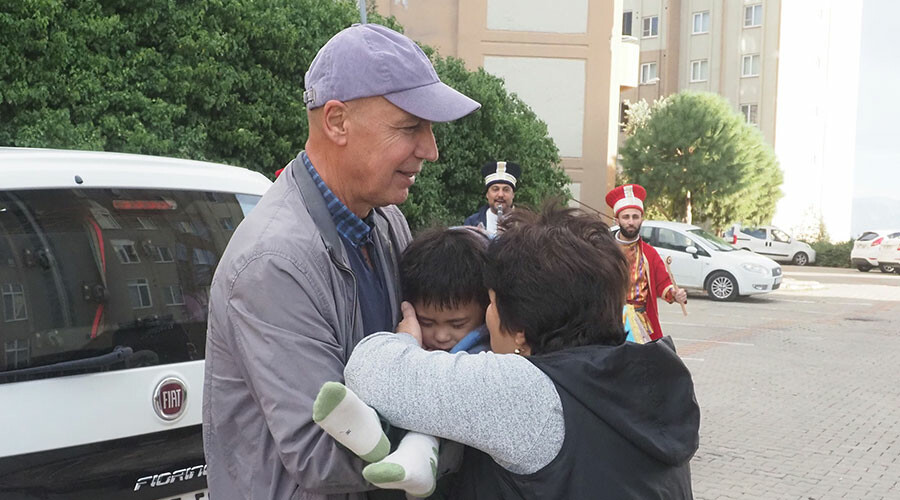 Çin’den gelen torununa mehter marşı ile karşılama: 5 yıllık hasret Balıkesir'de son buldu