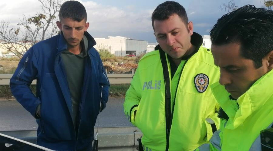 15 yıldır ehliyetsiz araç kullanan sürücüden pes dedirten savunma: Tek suçlu otomobilin camındaki film 15 yıldır ehliyetsiz araç kullanan sürücüden pes dedirten savunma: Tek suçlu otomobilin camındaki film