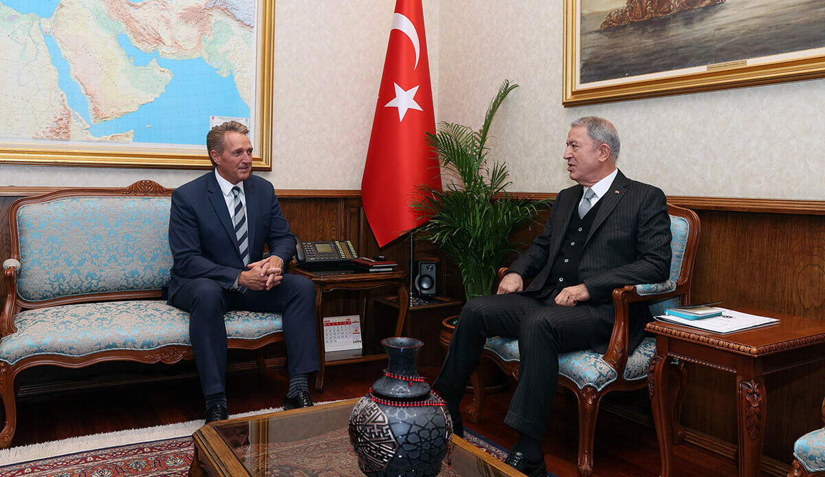 Bakan Akar, ABD Büyükelçisi Jeffry Flake kabul etti Bakan Akar, ABD Büyükelçisi Jeffry Flake kabul etti