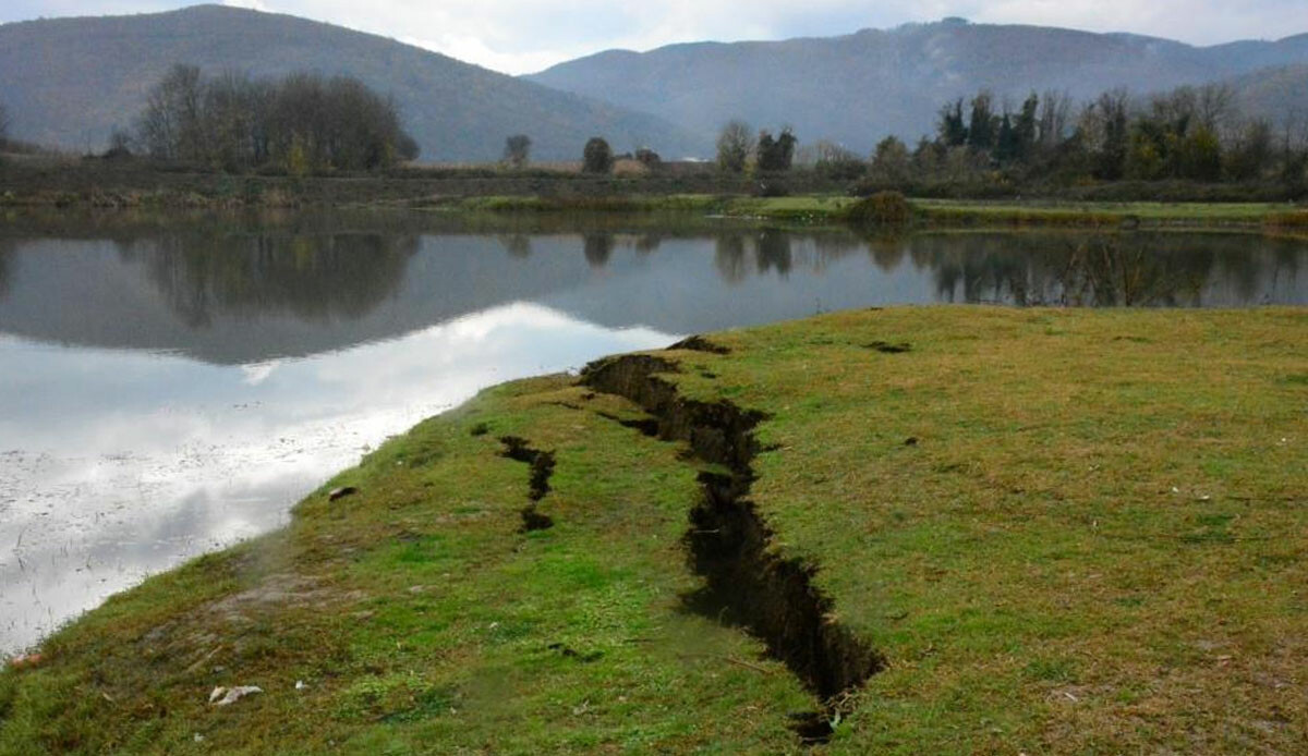 Deprem sonrası oluşan dev yarıklar korkuya neden oldu