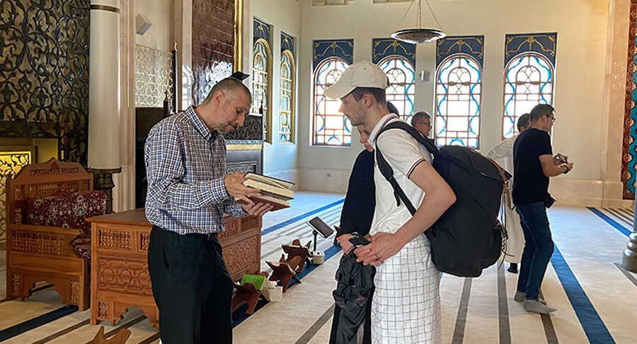 Dünya Kupası için Katar'a gelen taraftarlar İslam'la tanışıyor