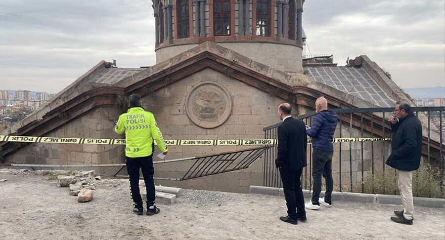 Öğretmenler gününde feci kaza: Araç cami ile istinat duvarı arasına sıkıştı, 2'si öğretmen 3 kişi yaralandı Öğretmenler gününde feci kaza: Araç cami ile istinat duvarı arasına sıkıştı, 2'si öğretmen 3 kişi yaralandı