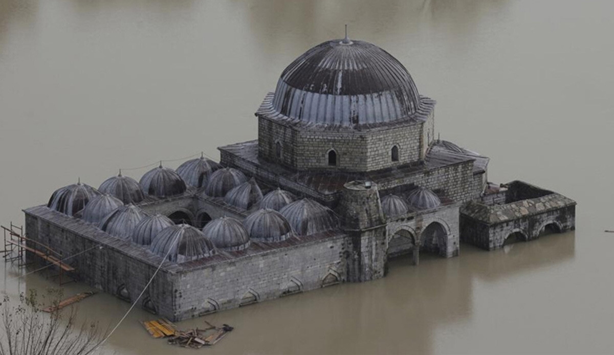 Türkiye&#039;nin desteğiyle restore edilmişti: Arnavutluk&#039;taki Kurşunlu Camisi sular altında