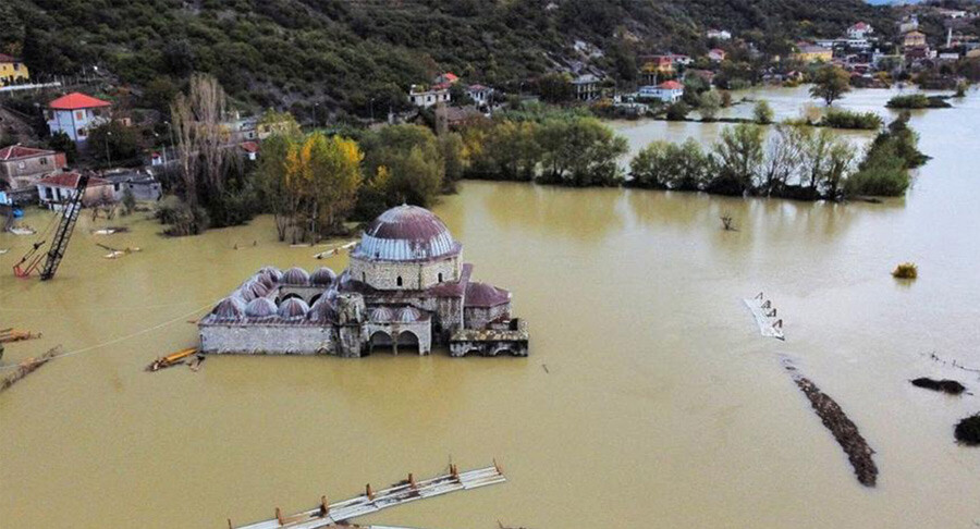 Türkiye'nin desteğiyle restore edilmişti: Arnavutluk'taki Kurşunlu Camisi sular altında Türkiye'nin desteğiyle restore edilmişti: Arnavutluk'taki Kurşunlu Camisi sular altında