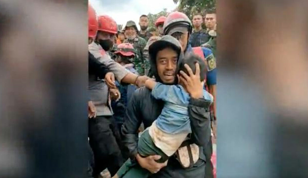 Endonezya’da bir çocuk 2 gün sonra enkazdan sağ çıkarıldı Endonezya’da bir çocuk 2 gün sonra enkazdan sağ çıkarıldı