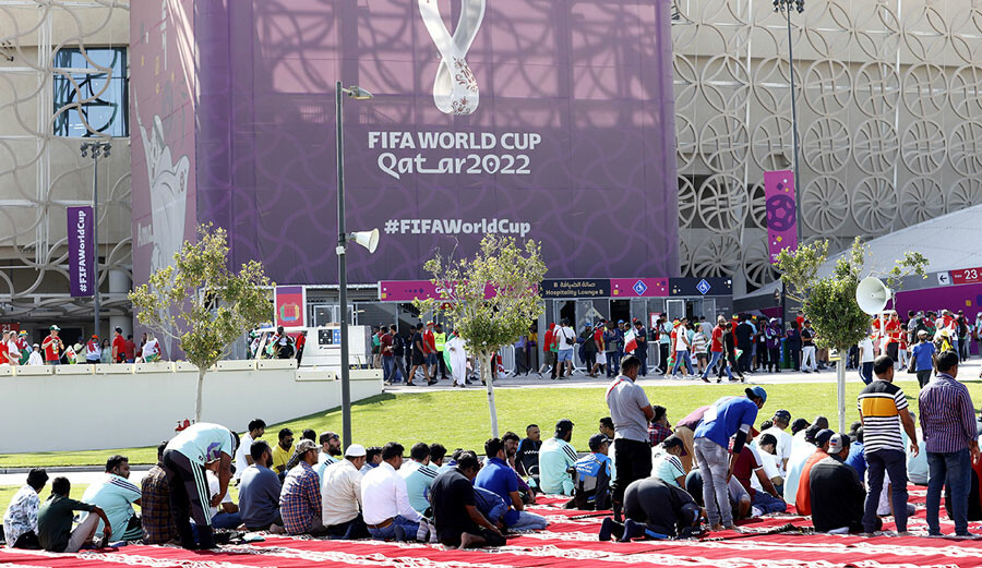 Dünya Kupası'nda muhteşem cuma! Yüzlerce kişi stat çevresinde namaz kıldı Dünya Kupası'nda muhteşem cuma! Yüzlerce kişi stat çevresinde namaz kıldı