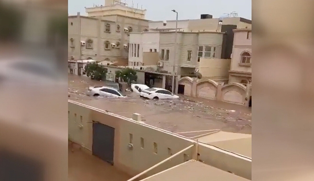 Suudi Arabistan sele teslim! Şiddetli yağış yolları kapattı, araçlar sele kapılarak sürüklendi Suudi Arabistan sele teslim! Şiddetli yağış yolları kapattı, araçlar sele kapılarak sürüklendi