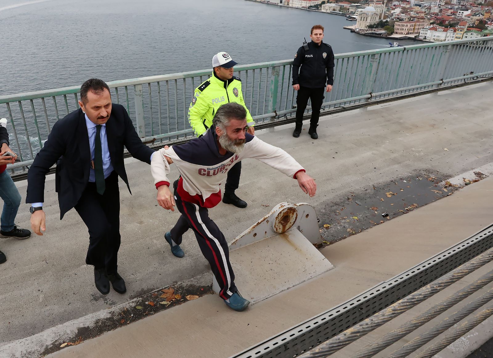 15 Temmuz Şehitler Köprüsü'ndeki intiharı Cumhurbaşkanı Erdoğan önledi
