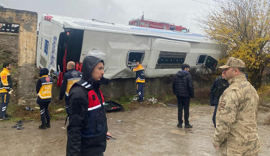 Son dakika! Diyarbakır’da yolcu otobüsü devrildi: Çok sayıda yaralı var Son dakika! Diyarbakır’da yolcu otobüsü devrildi: Çok sayıda yaralı var
