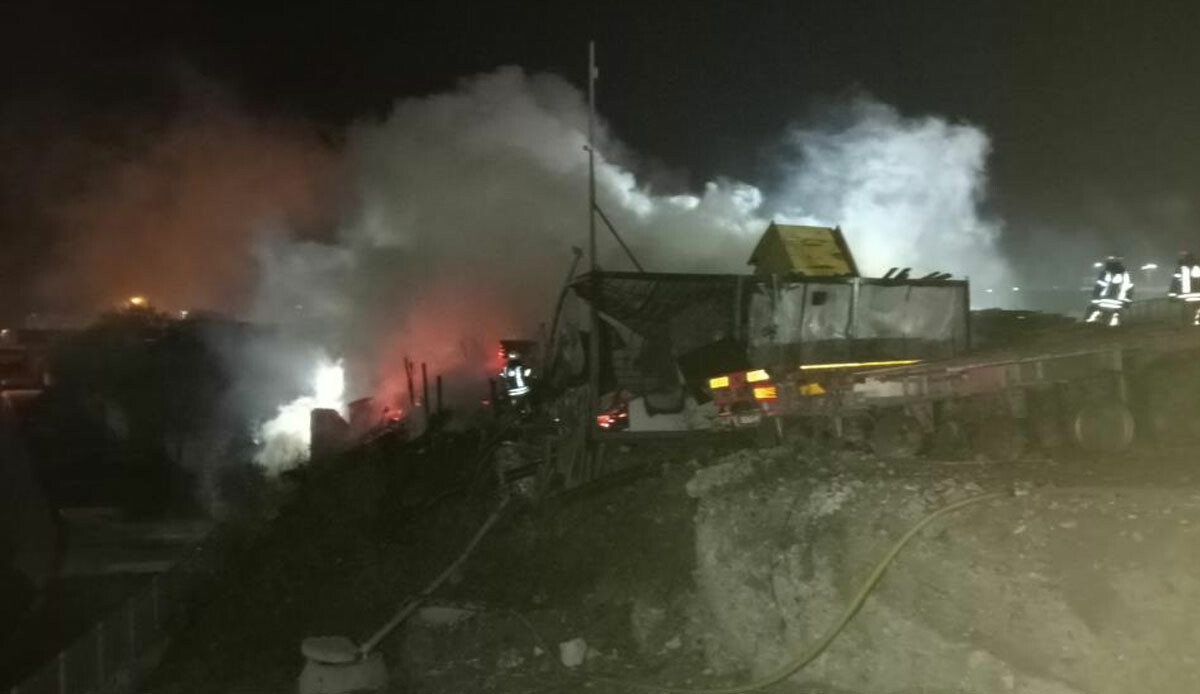 Beylikdüzü'nde facianın eşiğinden dönüldü! Palet deposundaki yangın tır parkına sıçradı, tırlar kullanılamaz hale gedi