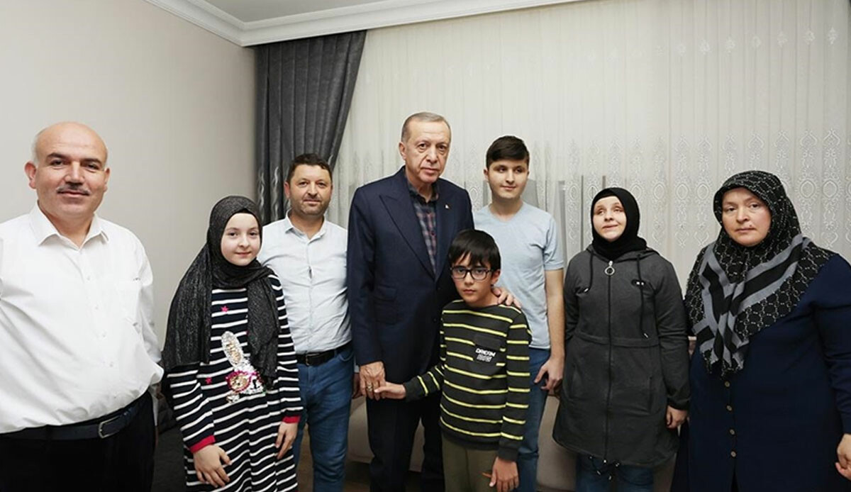 Cumhurbaşkanı Erdoğan'dan iade-i ziyaret: Görme engelli hafız Ravzanur'a konuk oldu
