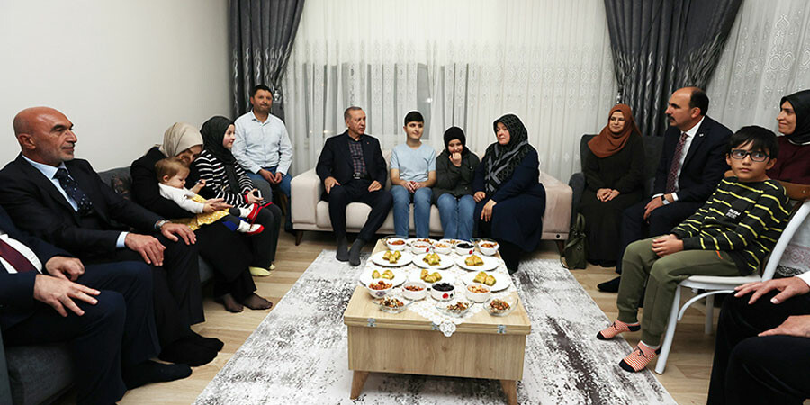 Cumhurbaşkanı Erdoğan'dan iade-i ziyaret: Görme engelli hafız Ravzanur'a konuk oldu