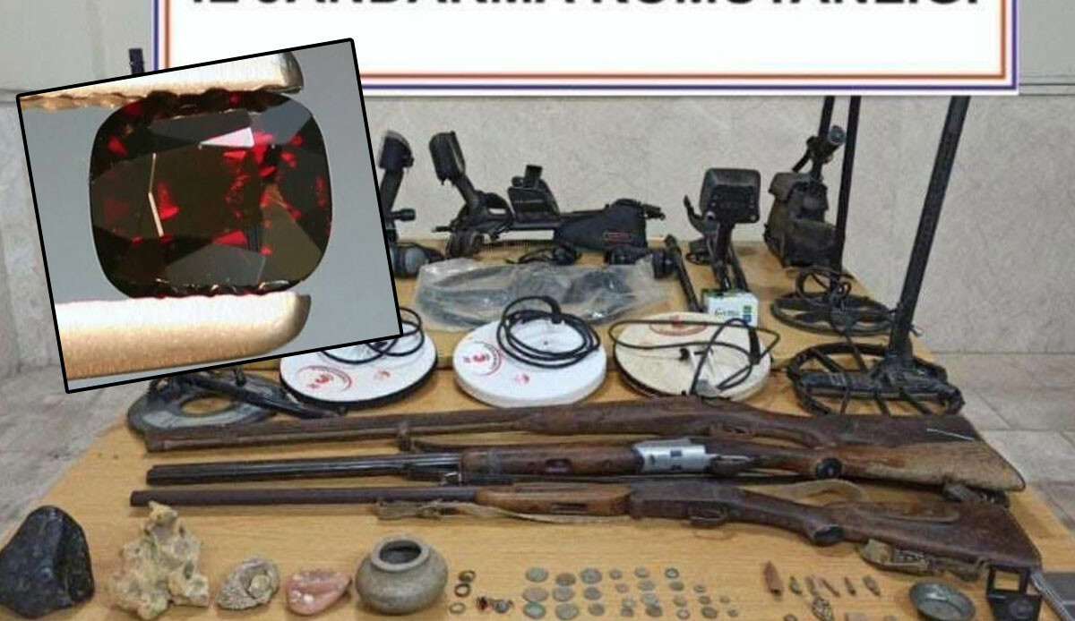 Kaçakçıların evinden çıkan taş ekipleri bile şaşırttı: Piyasa değeri tam 200 milyon lira! Kaçakçıların evinden çıkan taş ekipleri bile şaşırttı: Piyasa değeri tam 200 milyon lira!