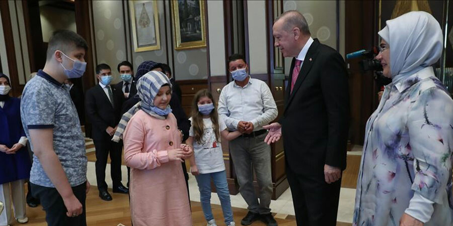 Cumhurbaşkanı Erdoğan'dan iade-i ziyaret: Görme engelli hafız Ravzanur'a konuk oldu