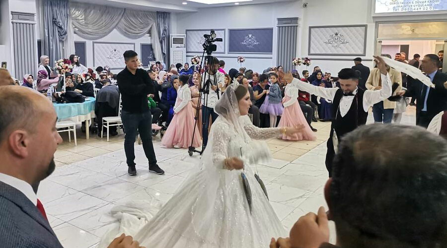 Denizden tutup getirdi… Gelin ve damada görülmemiş düğün takısı