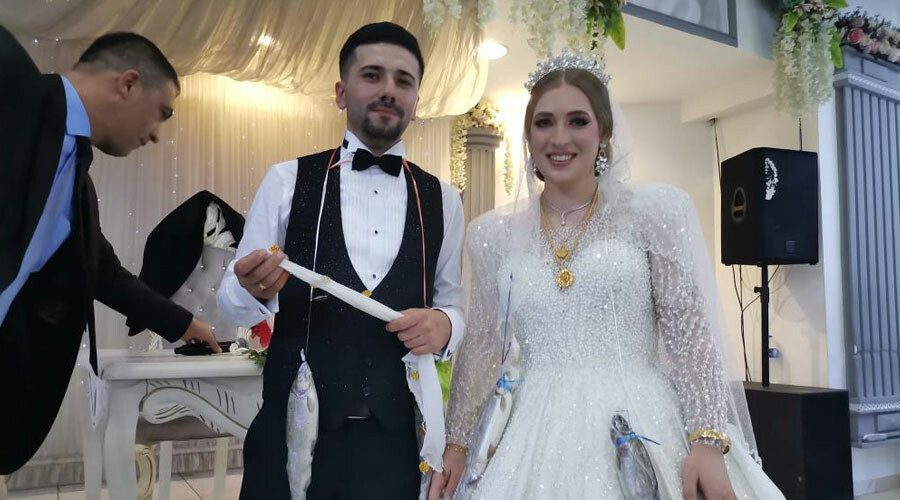 Denizden tutup getirdi… Gelin ve damada görülmemiş düğün takısı
