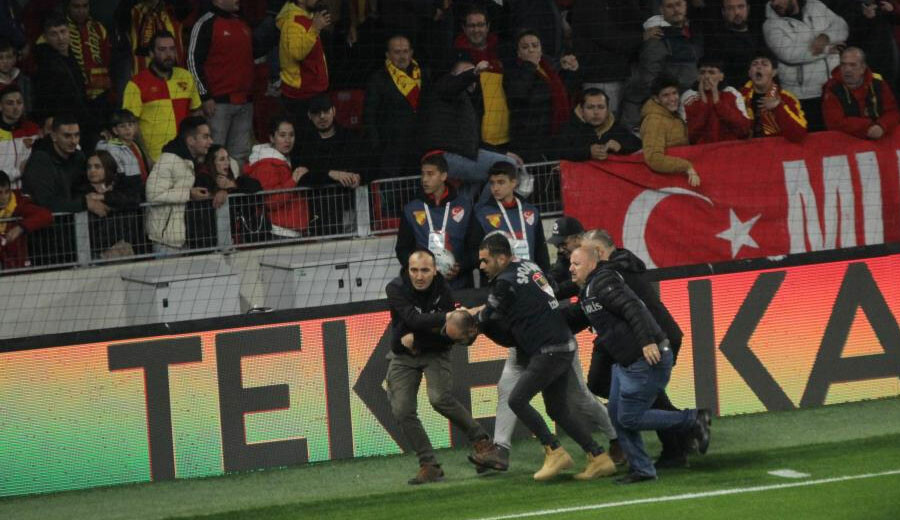 Göztepe - Altay maçında holigan rezaleti! Sahaya atladı, kaleciye saldırdı